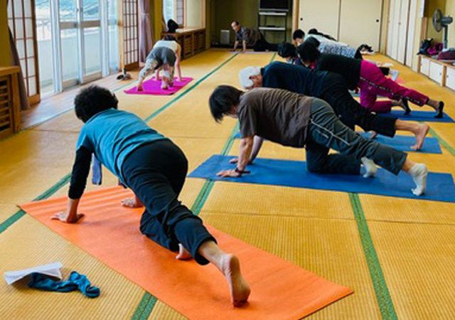 吉田裕子さんを講師に「ヨガ体験講座」を開催しました