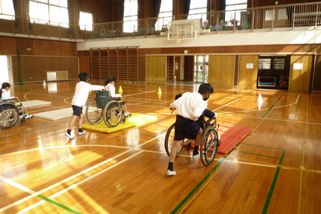 勝間小学校　福祉教育